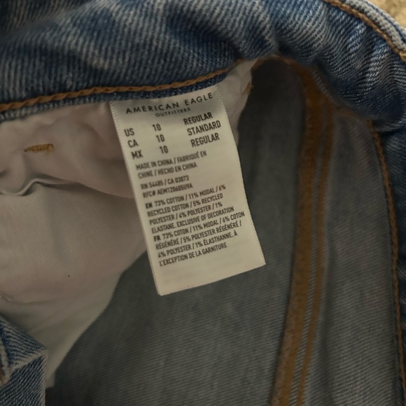 American Eagle straight leg jeans with a stretchy waistband. Washed blue. Size10 - Picture 2 of 4